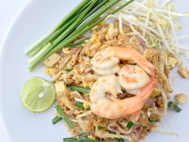 Yastık tavada kızartılmış Tay, Pirinç Noodle ile beyaz arka plan üzerinde beyaz tabak karides. Tayland'ın ulusal ana yemek biri. Tayland popüler gıda. Tayland kızarmış noodle