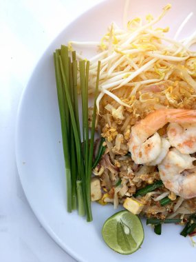 Yastık tavada kızartılmış Tay, Pirinç Noodle ile beyaz arka plan üzerinde beyaz tabak karides. Tayland'ın ulusal ana yemek biri. Tayland popüler gıda. Tayland kızarmış noodle
