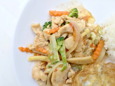 Stir fry sebze tavuk fileto ile yumurta beyaz arka plan üzerinde beyaz tabak pirinç kızarmış.