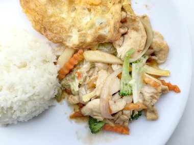 Stir fry sebze tavuk fileto ile yumurta beyaz arka plan üzerinde beyaz tabak pirinç kızarmış.