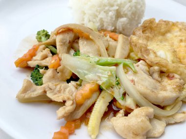 Stir fry sebze tavuk fileto ile yumurta beyaz arka plan üzerinde beyaz tabak pirinç kızarmış.