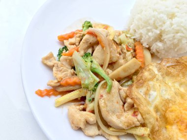 Stir fry sebze tavuk fileto ile yumurta beyaz arka plan üzerinde beyaz tabak pirinç kızarmış.