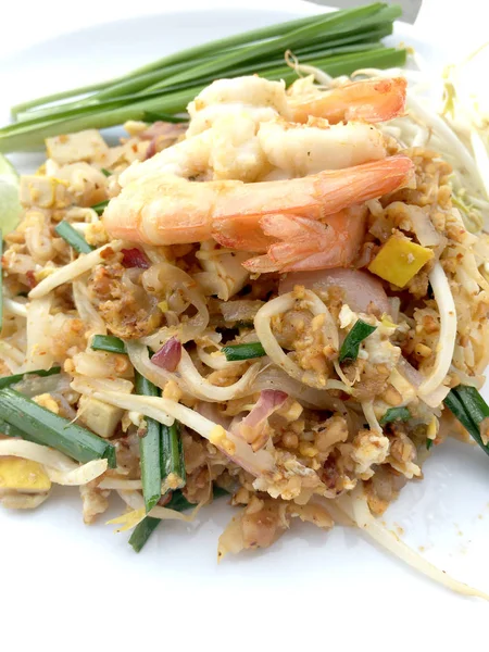 Almohadilla tailandesa, fideos de arroz fritos con camarones en plato blanco sobre fondo blanco. El plato principal nacional de Tailandia. la comida popular en Tailandia. Fideos fritos tailandeses — Foto de Stock