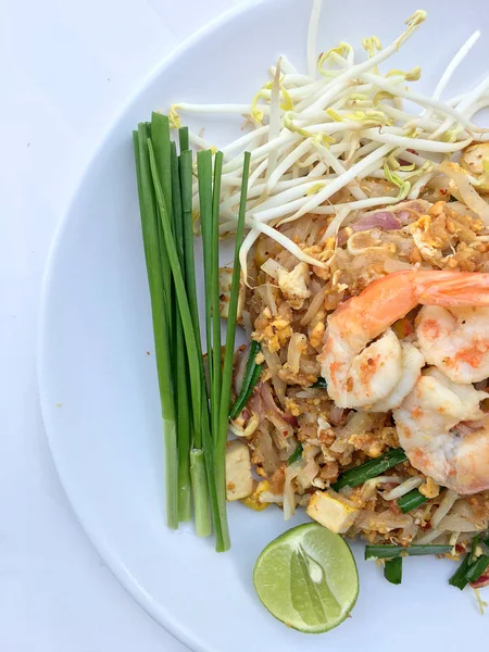 Pad Thai, geroerbakt rijst noedels met garnalen in witte schotel op witte achtergrond. Één van Thailand's nationale hoofdgerecht. de populaire eten in Thailand. Thaise noedels — Stockfoto