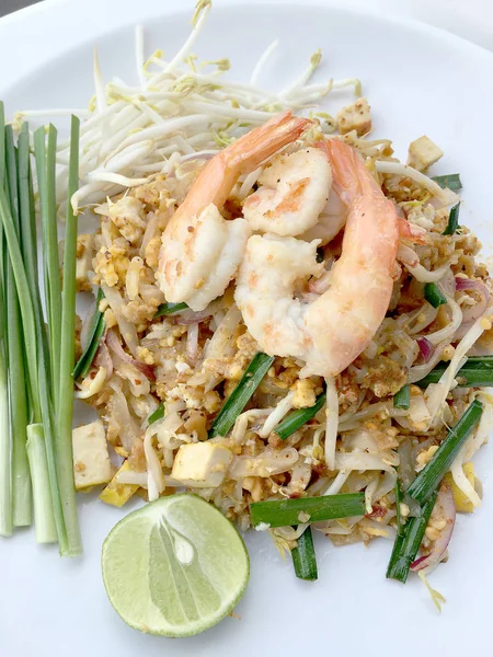 Pad Thai, gebratene Reisnudeln mit Garnelen in weißer Schale auf weißem Hintergrund. das thailändische Nationalgericht. das beliebte essen in thailand. Thailändische gebratene Nudeln — Stockfoto