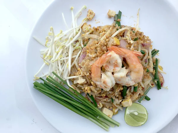 Almofada tailandesa, macarrão de arroz frito com camarão em prato branco no fundo branco. O prato principal nacional da Tailândia. a comida popular na Tailândia. Macarrão frito tailandês — Fotografia de Stock