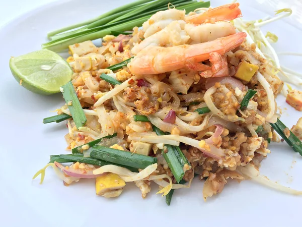 Almofada tailandesa, macarrão de arroz frito com camarão em prato branco no fundo branco. O prato principal nacional da Tailândia. a comida popular na Tailândia. Macarrão frito tailandês — Fotografia de Stock
