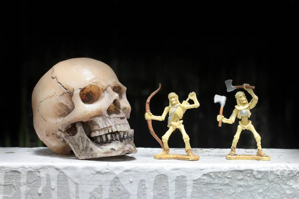 Esqueleto de batalla con cráneo humano en la noche, estilo de vida muerta — Foto de Stock