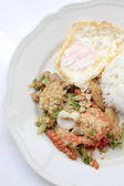 Zprudka opečený snáška mořské plody v kari koření  Thajská jasmínová rýže