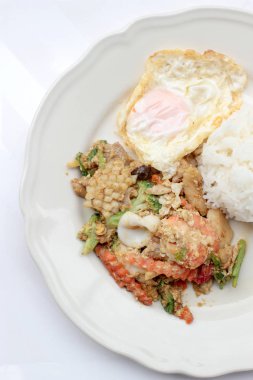 Toz köri ve Tayland pirinç Yasemin yumuşak tavada kızartılmış deniz ürünleri