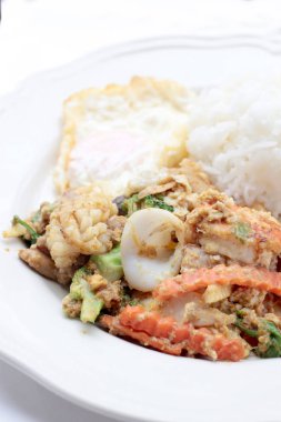 Toz köri ve Tayland pirinç Yasemin yumuşak tavada kızartılmış deniz ürünleri