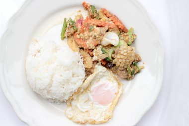 Toz köri ve Tayland pirinç Yasemin yumuşak tavada kızartılmış deniz ürünleri