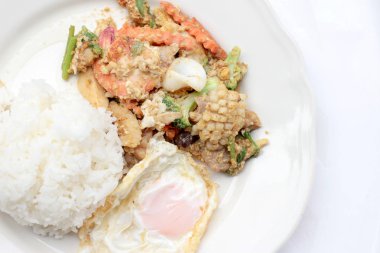 Toz köri ve Tayland pirinç Yasemin yumuşak tavada kızartılmış deniz ürünleri