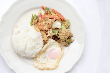 Toz köri ve Tayland pirinç Yasemin yumuşak tavada kızartılmış deniz ürünleri