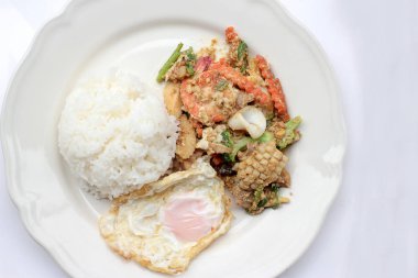 Toz köri ve Tayland pirinç Yasemin yumuşak tavada kızartılmış deniz ürünleri