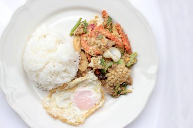 Toz köri ve Tayland pirinç Yasemin yumuşak tavada kızartılmış deniz ürünleri