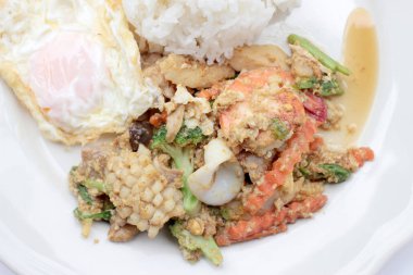 Toz köri ve Tayland pirinç Yasemin yumuşak tavada kızartılmış deniz ürünleri