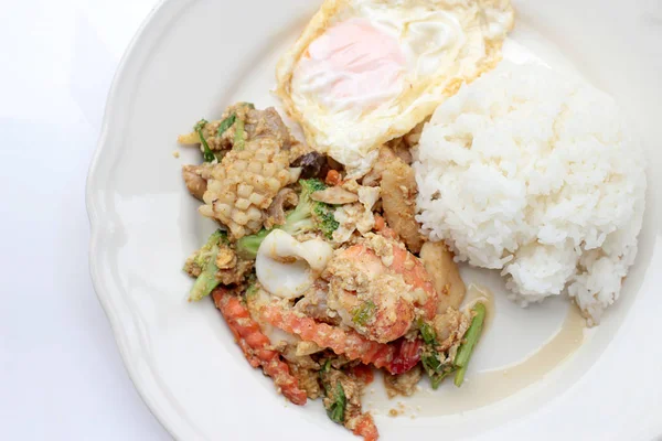 Stir-goreng Soft-shelled seafood in kari powder & Thai jasmine rice — Stok Foto