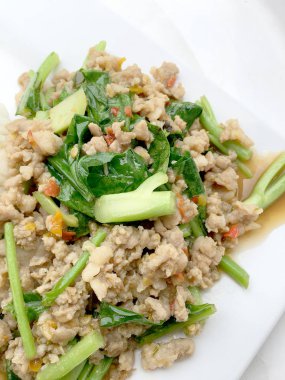 Yakından heyecan ile tepesinde pirinç kızarmış kıyılmış domuz eti ve fesleğen, Tayland gıda.