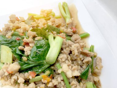 Yakından heyecan ile tepesinde pirinç kızarmış kıyılmış domuz eti ve fesleğen, Tayland gıda.