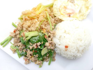 Yakından heyecan ile tepesinde pirinç kızarmış kıyılmış domuz eti ve fesleğen, Tayland gıda.