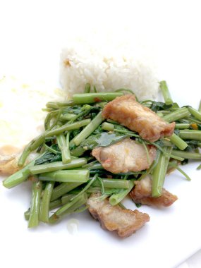 Biber ve soya sosu ve üzerinde beyaz tabak beyaz arka plan üzerinde Tayland gıda izole gevrek domuz kızarmış su ıspanak karıştırın.