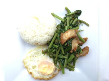 Biber ve soya sosu ve üzerinde beyaz tabak beyaz arka plan üzerinde Tayland gıda izole gevrek domuz kızarmış su ıspanak karıştırın.