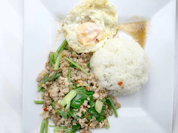 Primer plano Arroz cubierto con carne de cerdo picada frita y albahaca, comida tailandesa . —  Fotos de Stock