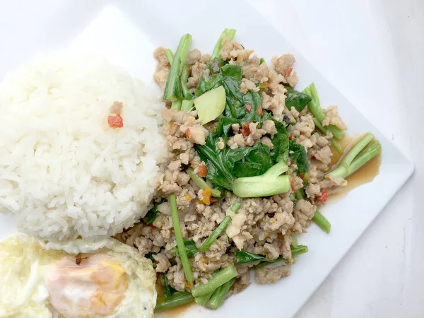 Bliska ryżu posypane mieszać smażone mielone wieprzowe i bazylią, tajskie jedzenie. — Zdjęcie stockowe