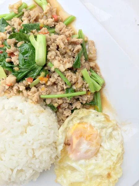 Tutup Nasi atasnya dengan aduk goreng daging babi cincang dan kemangi, makanan Thailand . — Stok Foto