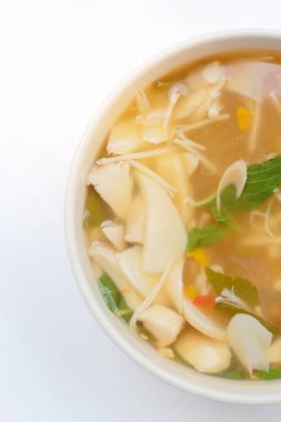 Sıcak ve baharatlı çorba, mantar, mix beyaz arka plan, vejetaryen yemek, sağlıklı gıda beyaz kase sebze ve Tay otlar