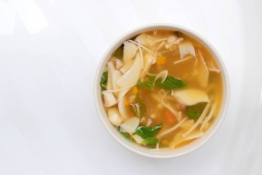 Sıcak ve baharatlı çorba, mantar, mix beyaz arka plan, vejetaryen yemek, sağlıklı gıda beyaz kase sebze ve Tay otlar