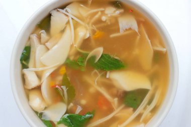 Sıcak ve baharatlı çorba, mantar, mix beyaz arka plan, vejetaryen yemek, sağlıklı gıda beyaz kase sebze ve Tay otlar