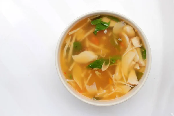 Gorące i pikantna zupa z grzybami, mix warzyw i tajskie zioła w biały miska na białym tle, wegetariański, zdrowe jedzenie — Zdjęcie stockowe