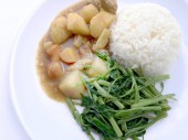 Japán curry a curry, és keverjük sült víz spenót, rizs, fehér csészében elkülöníteni, fehér háttér, élelmiszer Thai stílusban.