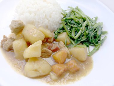 Köri ile Japon köri ve karıştırın kızarmış su ıspanak pirinç beyaz tabak içinde izole etmek beyaz zemin üzerine, Tay tarzında gıda.