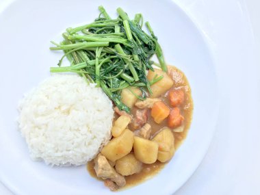 Köri ile Japon köri ve karıştırın kızarmış su ıspanak pirinç beyaz tabak içinde izole etmek beyaz zemin üzerine, Tay tarzında gıda.