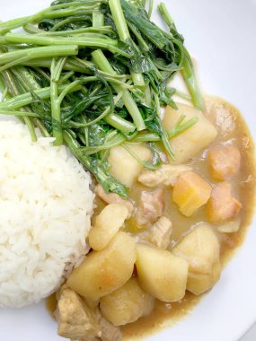 Köri ile Japon köri ve karıştırın kızarmış su ıspanak pirinç beyaz tabak içinde izole etmek beyaz zemin üzerine, Tay tarzında gıda.