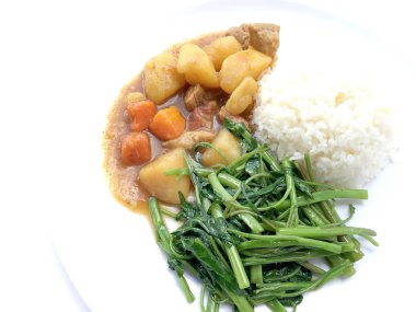 Köri ile Japon köri ve karıştırın kızarmış su ıspanak pirinç beyaz tabak içinde izole etmek beyaz zemin üzerine, Tay tarzında gıda.