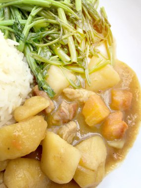 Köri ile Japon köri ve karıştırın kızarmış su ıspanak pirinç beyaz tabak içinde izole etmek beyaz zemin üzerine, Tay tarzında gıda.