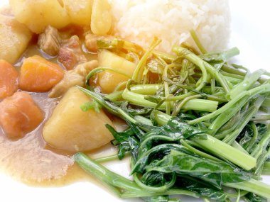 Köri ile Japon köri ve karıştırın kızarmış su ıspanak pirinç beyaz tabak içinde izole etmek beyaz zemin üzerine, Tay tarzında gıda.