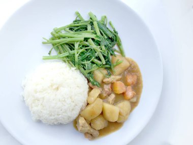 Köri ile Japon köri ve karıştırın kızarmış su ıspanak pirinç beyaz tabak içinde izole etmek beyaz zemin üzerine, Tay tarzında gıda.