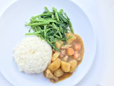 Köri ile Japon köri ve karıştırın kızarmış su ıspanak pirinç beyaz tabak içinde izole etmek beyaz zemin üzerine, Tay tarzında gıda.