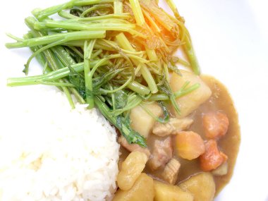 Köri ile Japon köri ve karıştırın kızarmış su ıspanak pirinç beyaz tabak içinde izole etmek beyaz zemin üzerine, Tay tarzında gıda.