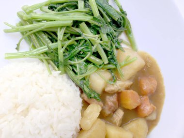 Köri ile Japon köri ve karıştırın kızarmış su ıspanak pirinç beyaz tabak içinde izole etmek beyaz zemin üzerine, Tay tarzında gıda.