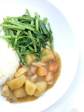 Köri ile Japon köri ve karıştırın kızarmış su ıspanak pirinç beyaz tabak içinde izole etmek beyaz zemin üzerine, Tay tarzında gıda.