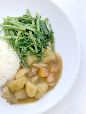 Köri ile Japon köri ve karıştırın kızarmış su ıspanak pirinç beyaz tabak içinde izole etmek beyaz zemin üzerine, Tay tarzında gıda.