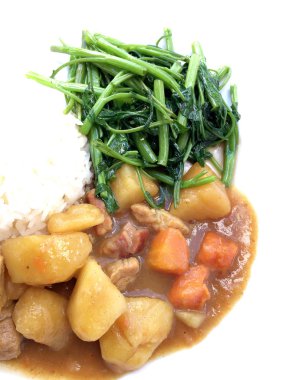 Köri ile Japon köri ve karıştırın kızarmış su ıspanak pirinç beyaz tabak içinde izole etmek beyaz zemin üzerine, Tay tarzında gıda.