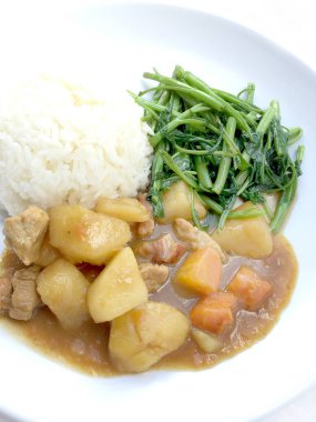 Köri ile Japon köri ve karıştırın kızarmış su ıspanak pirinç beyaz tabak içinde izole etmek beyaz zemin üzerine, Tay tarzında gıda.