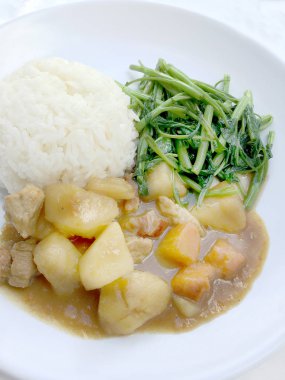 Köri ile Japon köri ve karıştırın kızarmış su ıspanak pirinç beyaz tabak içinde izole etmek beyaz zemin üzerine, Tay tarzında gıda.